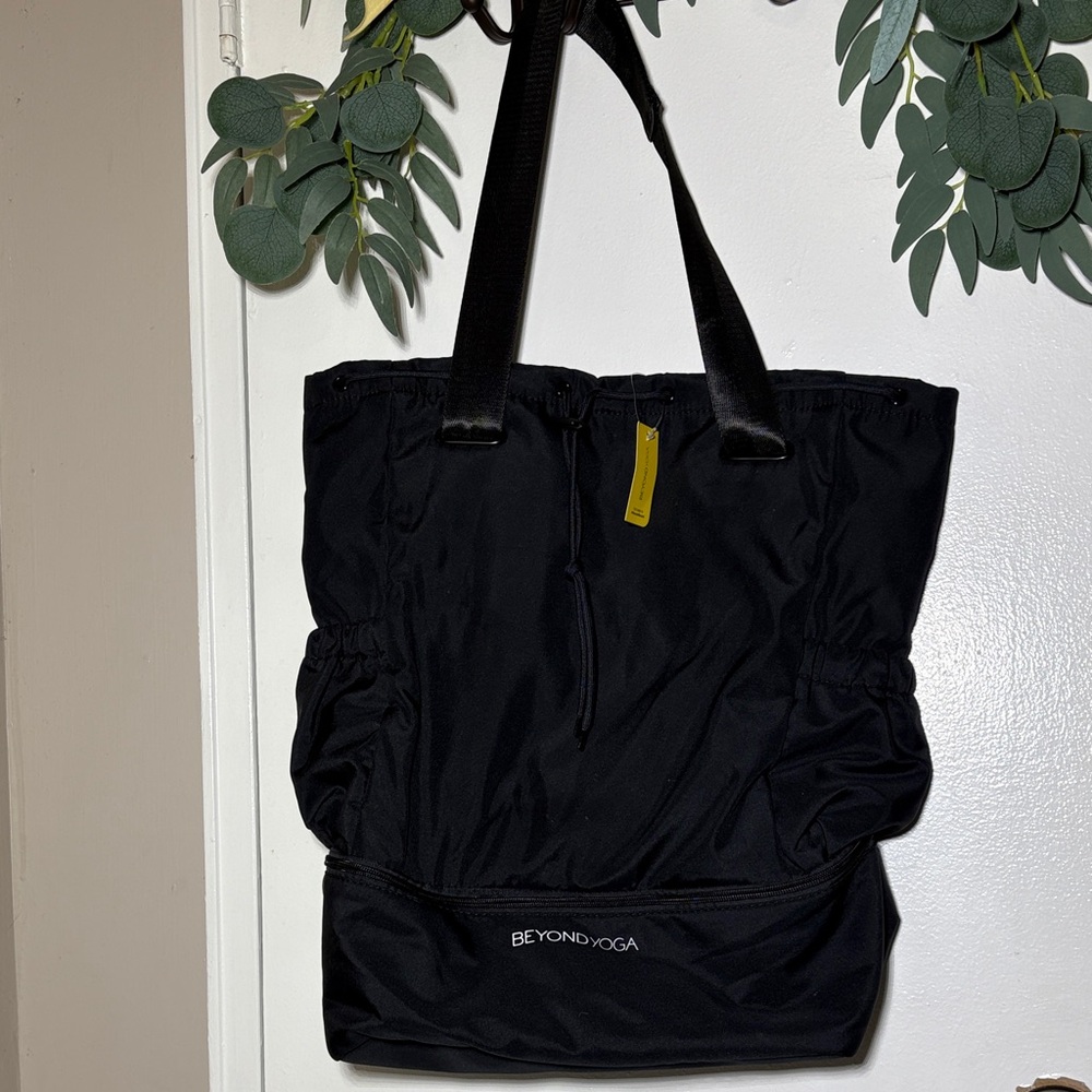 NWT BEYOND YOGA Convertible Nylon Gym Bag/Backpack in Black